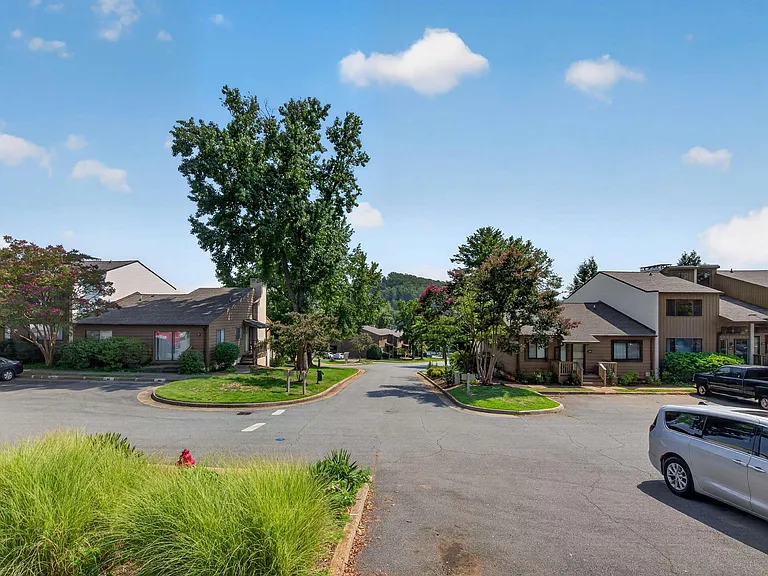 225 Harvest Dr — Photo 3