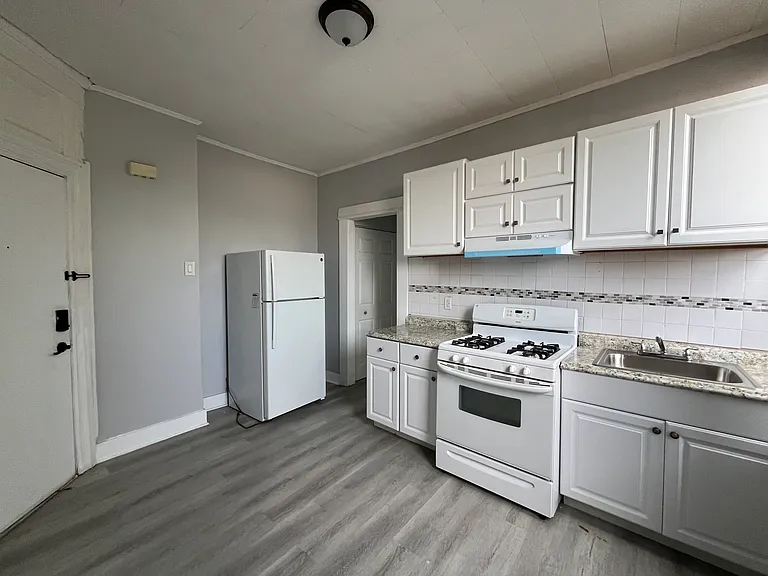 185 Beacon Ave #3R — Photo 2