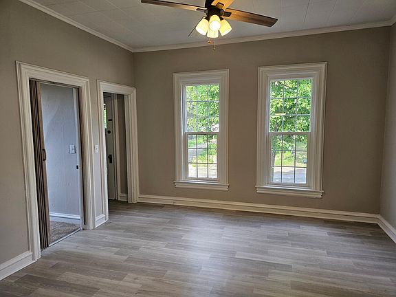 3rd image of 906 Russell St