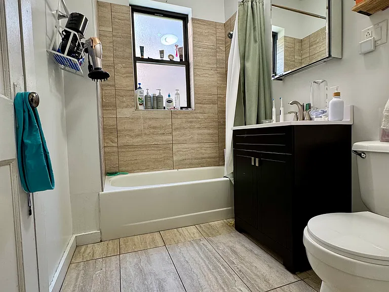 1459 W Winnemac Ave #1 — Photo 6