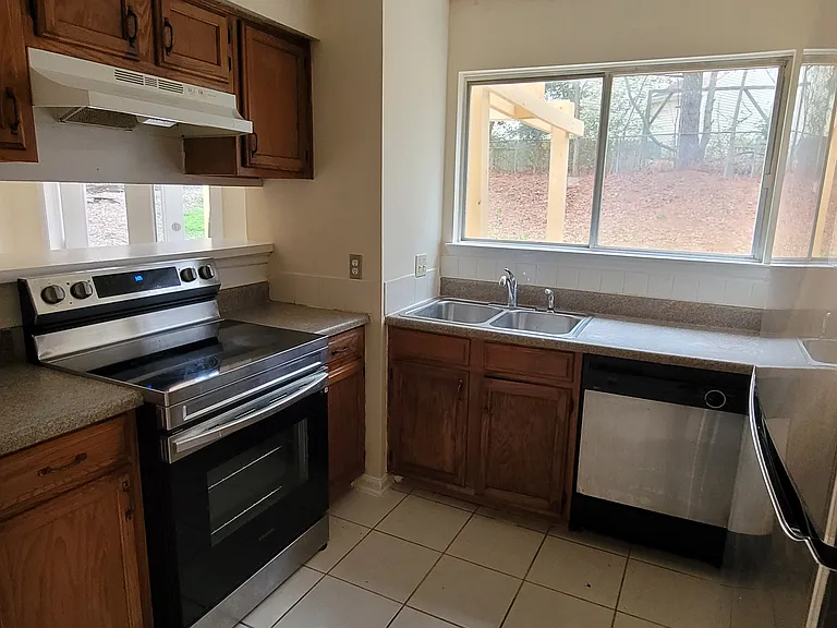 2082 Montgomery Trl — Photo 3
