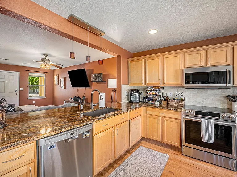348 Smith Cir — Photo 4