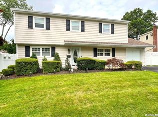 59 Crescent Dr, Old Bethpage, NY 11804