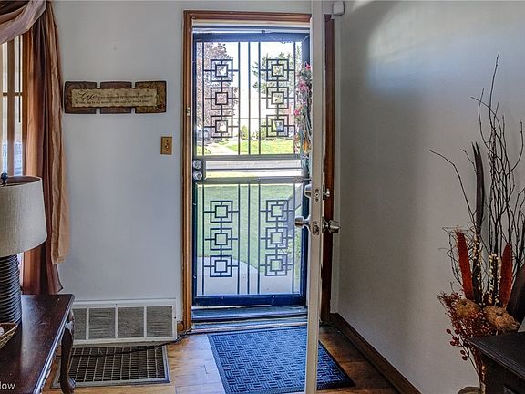 2nd image of 5519 Hollywood Ave