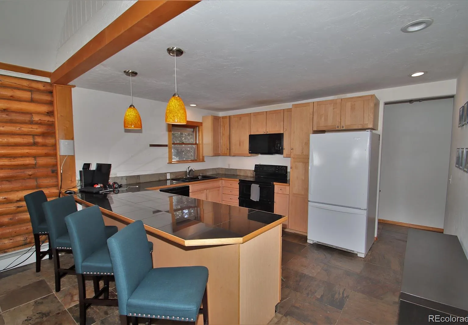 3 bed, 2.0 bath, 1388 sqft, $3,400 — Photo 2