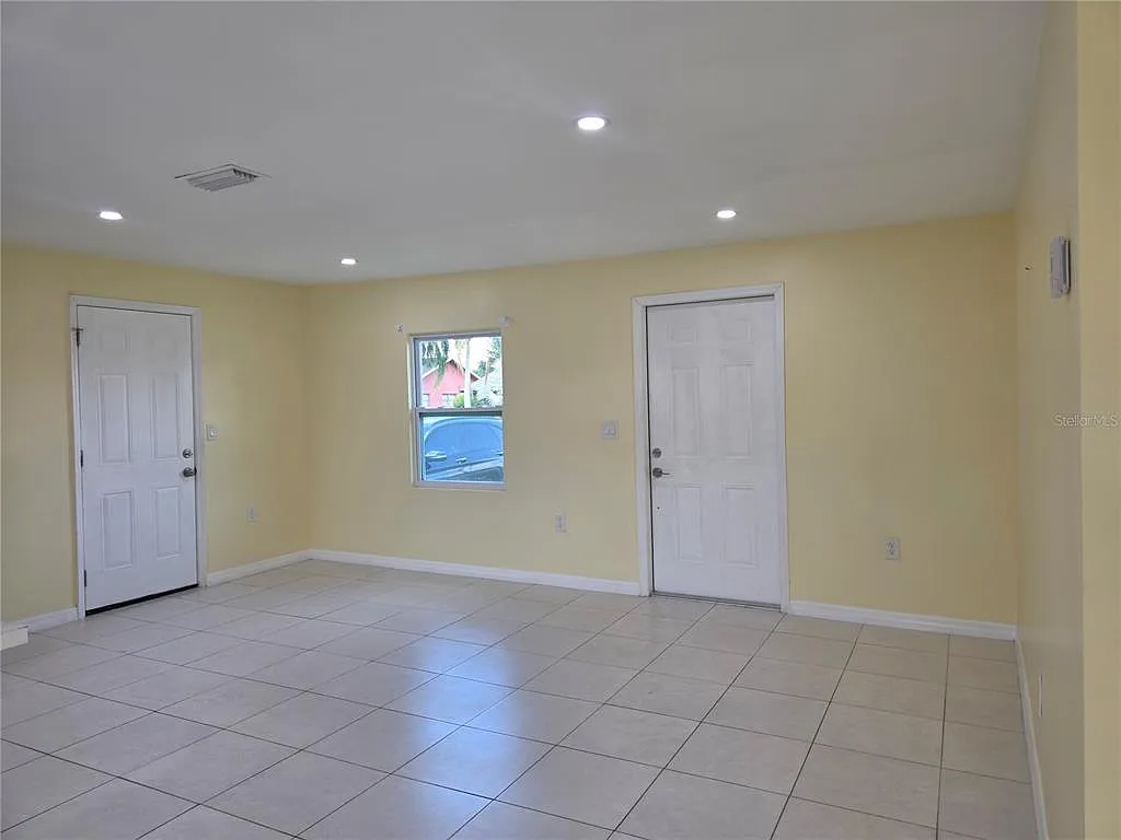 3 bed, 2.0 bath, 1034 sqft, $2,100 — Photo 4
