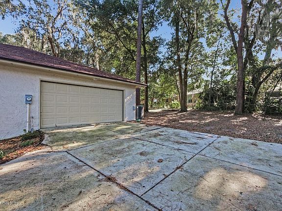 3rd image of 3911 Moss Oak Dr