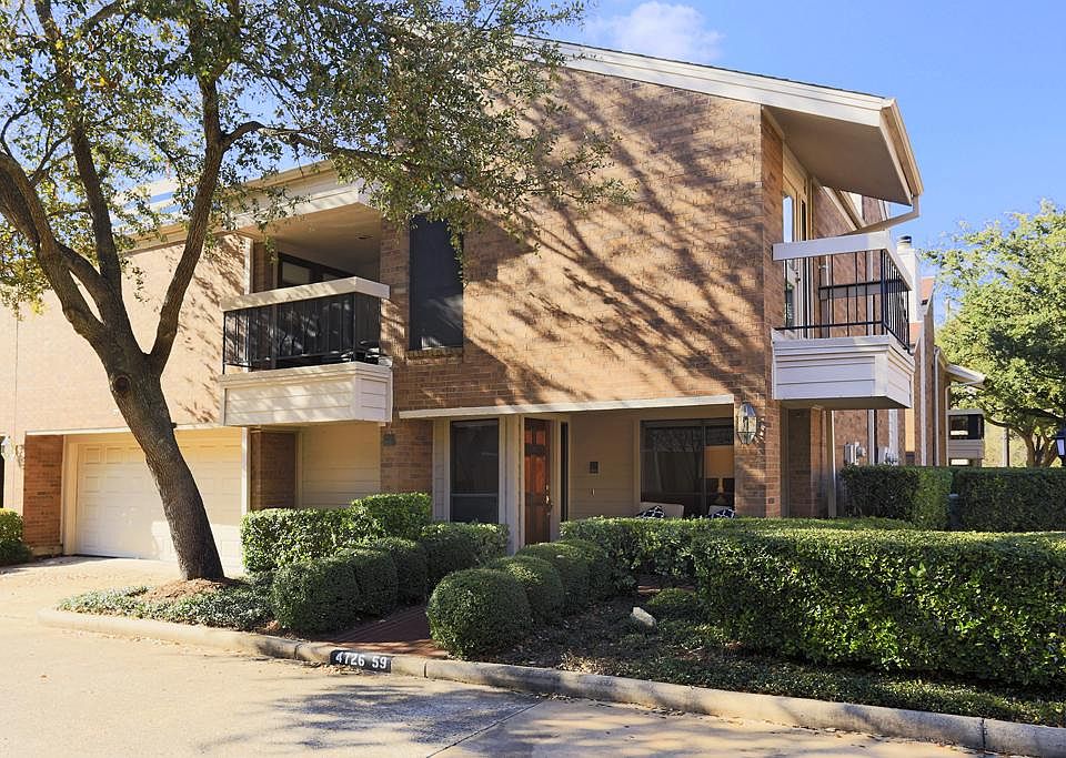 Stunning end unit in gated community near Tanglewood with 3 bedrooms,3 baths ,recessed lighting, cathedral ceiling in family room, flex room up is perfect for study or gameroom.