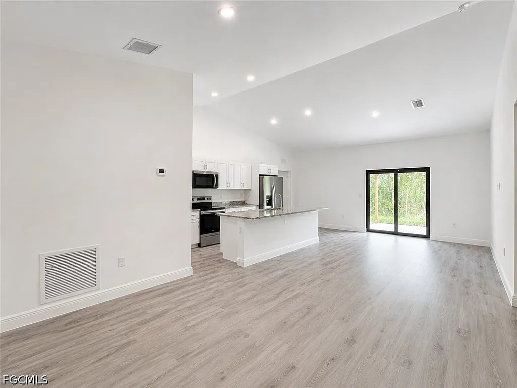 3 bed, 2.0 bath, 1300 sqft, $1,900 — Photo 3