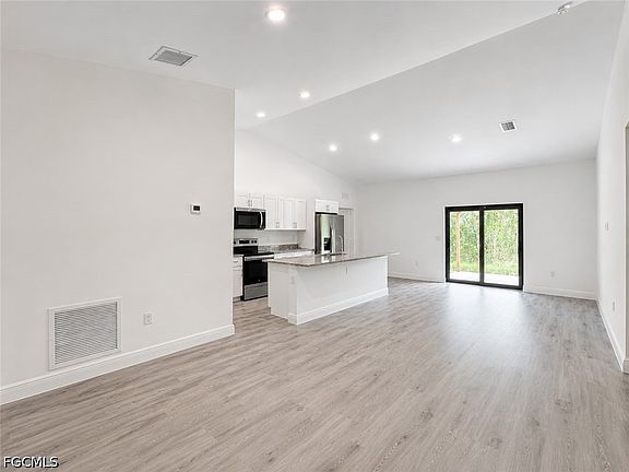 3rd image of 537 Greenbriar Blvd