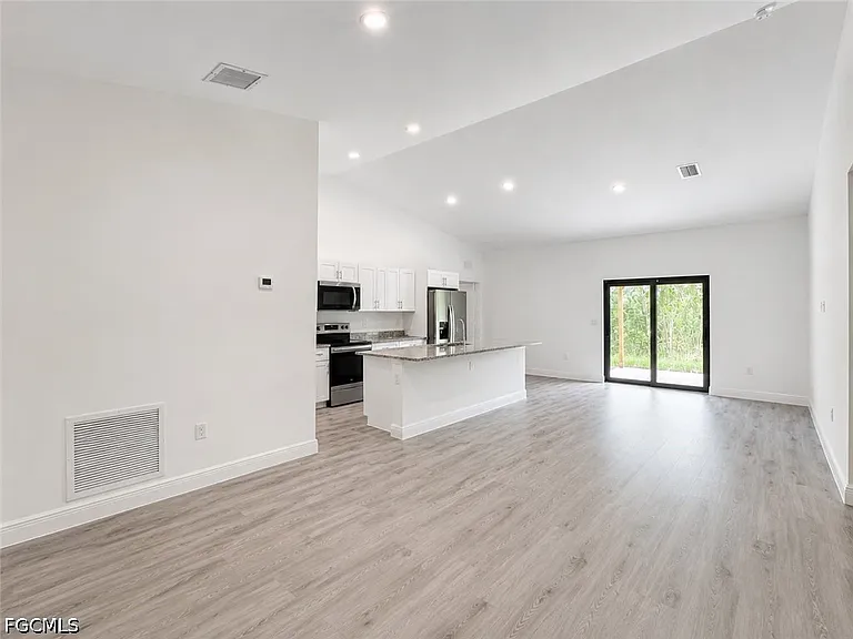 537 Greenbriar Blvd — Photo 3