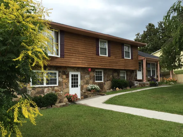 127 Stout Ln, Jacksboro, TN 37757