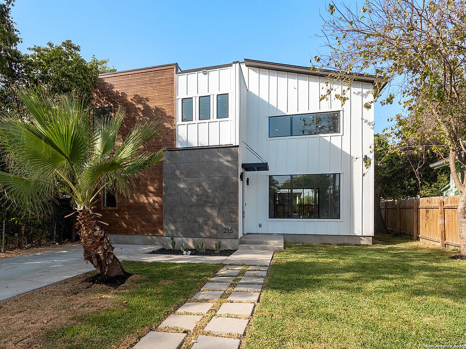1st image of 215 DOUGLAS WAY ST
