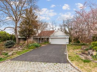 35 Whitman Rd, Great Neck, NY 11023