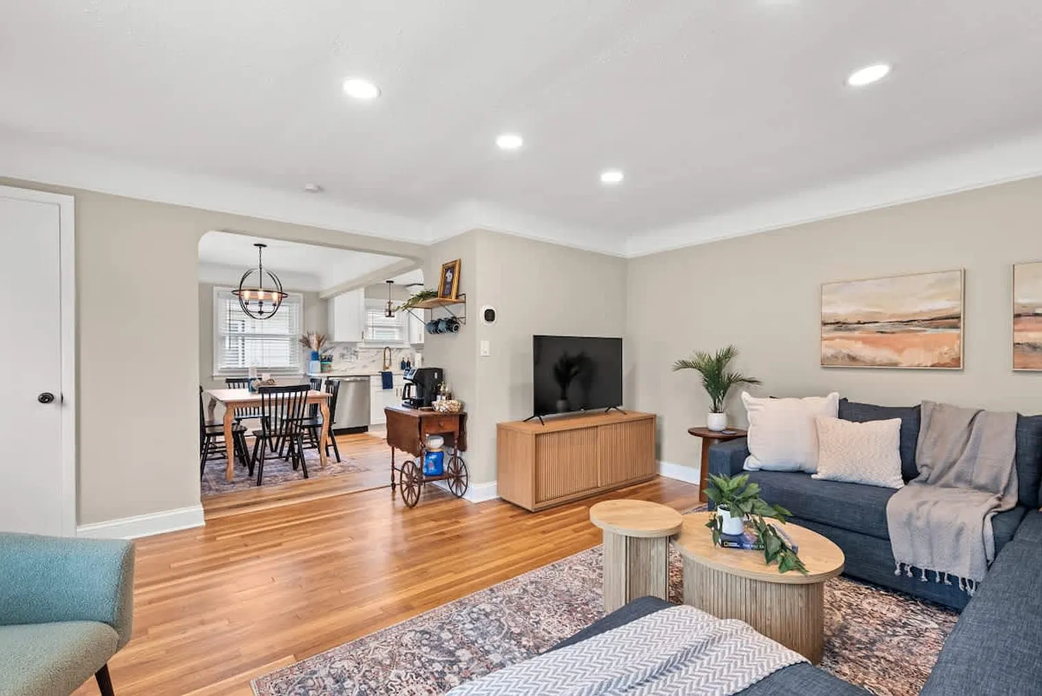 3 bed, 2.0 bath, 1087 sqft, $3,564 — Photo 4