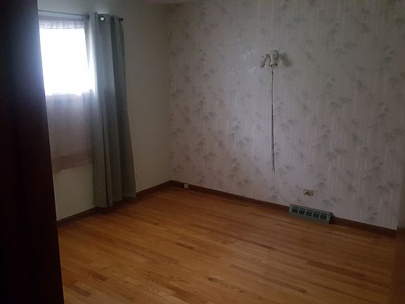 4th image of 15214 Blackstone Ave