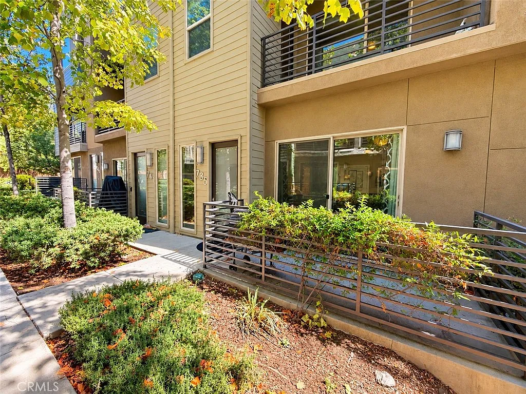 3 bed, 3.5 bath, 1839 sqft, $3,400 — Photo 2