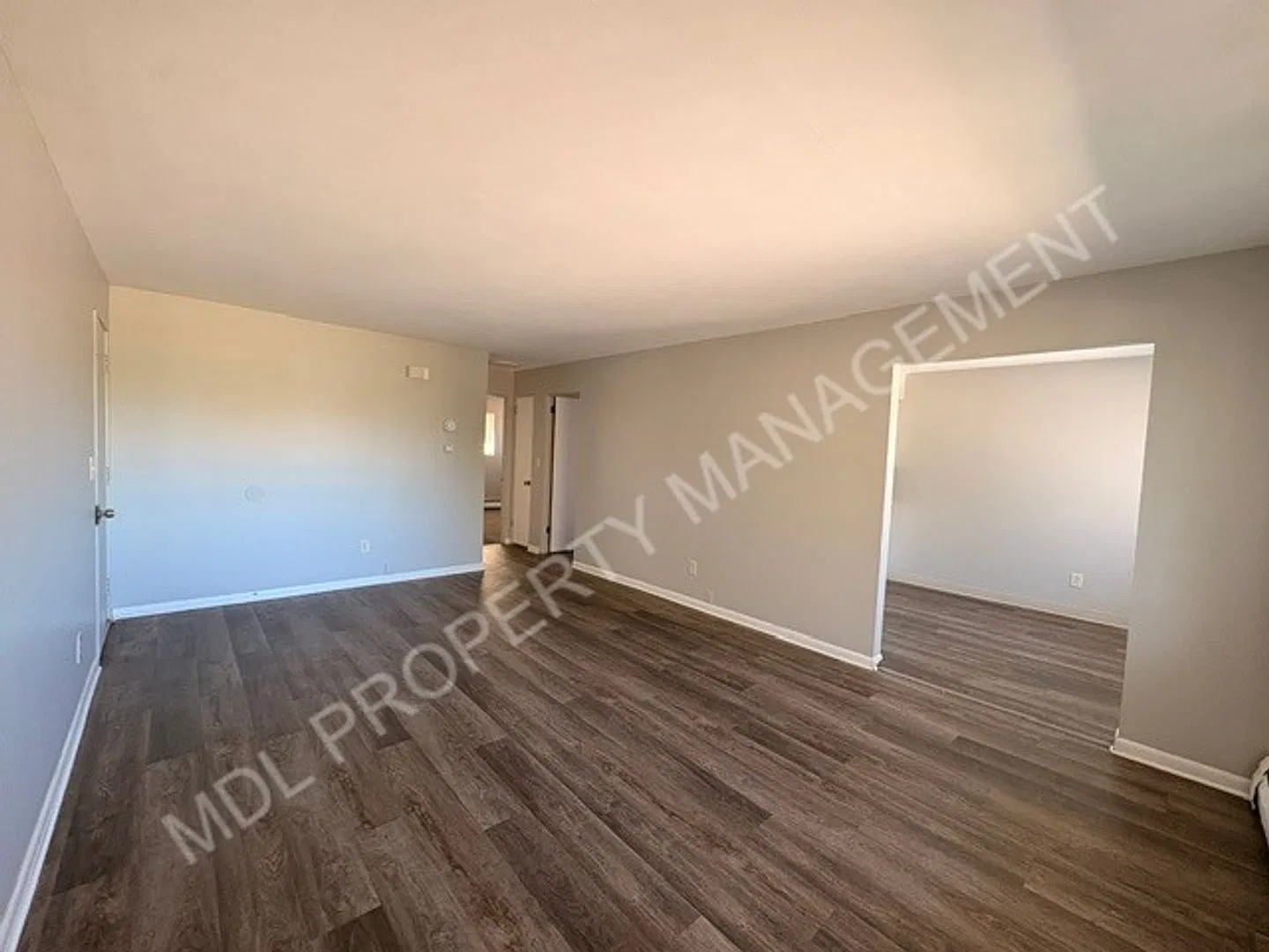 2215 Weiss — Photo 4