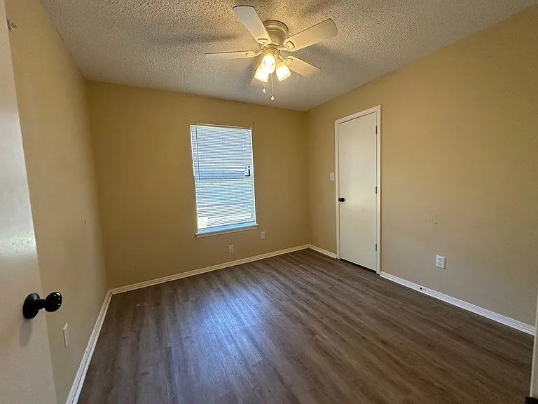 2111 Timberwood Ln — Photo 4