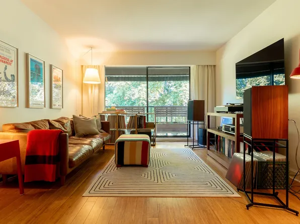 2222 Cambridge St #302, Vancouver, BC V5L 1E6