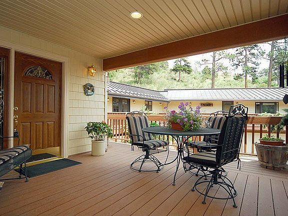 Outdoor dining at  deck