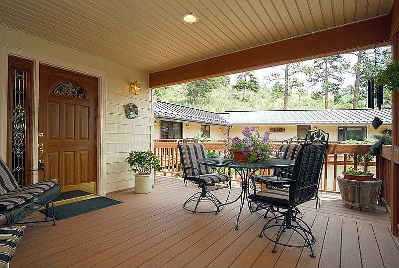 Outdoor dining at  deck