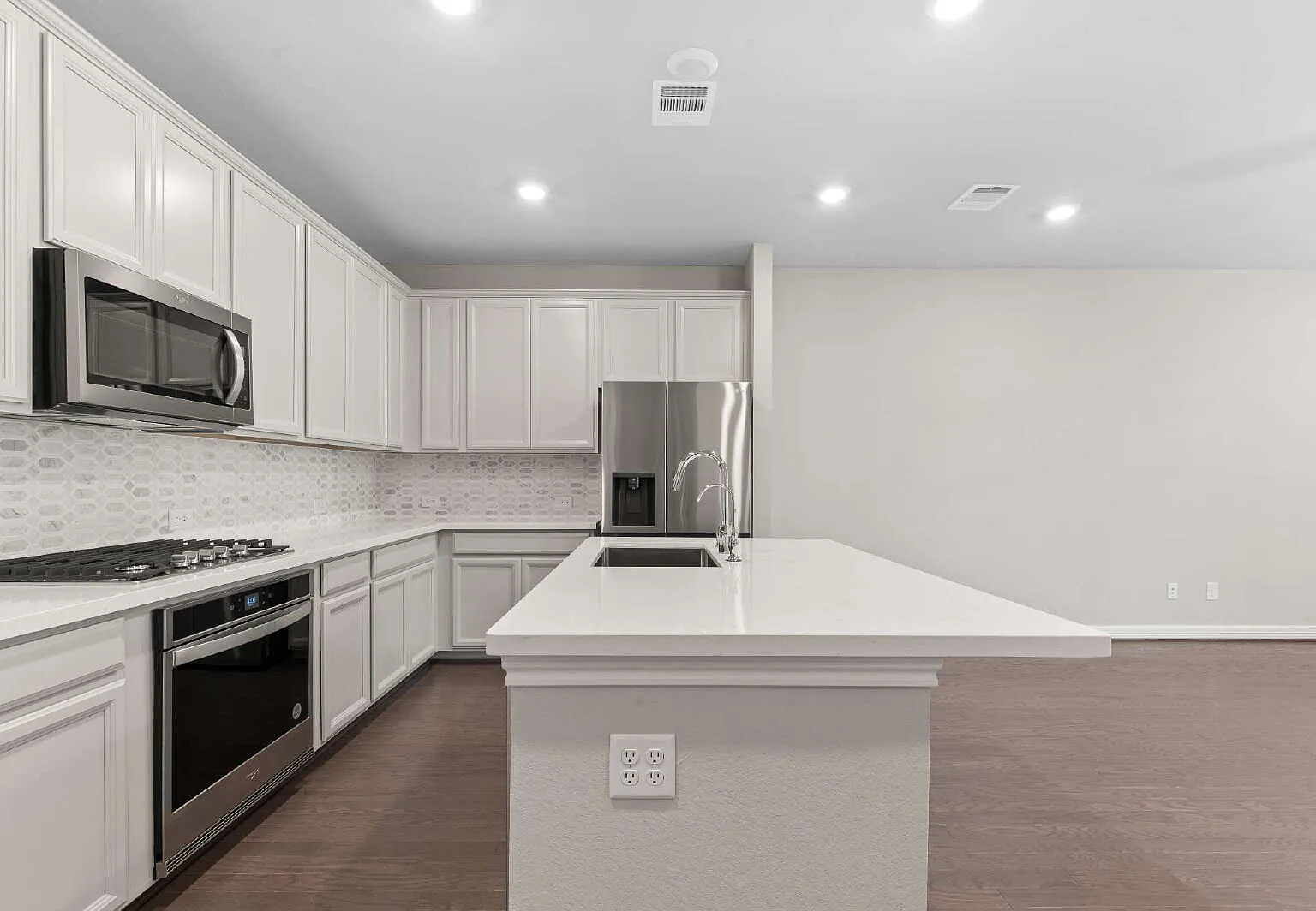 3 bed, 2.0 bath, 1619 sqft, $2,400 — Photo 2