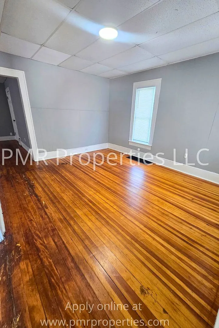 3 Bedrooms / 1 Bathroom House — Photo 3