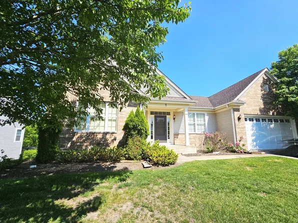 2 Kenilworth Ct, Cary, IL 60013