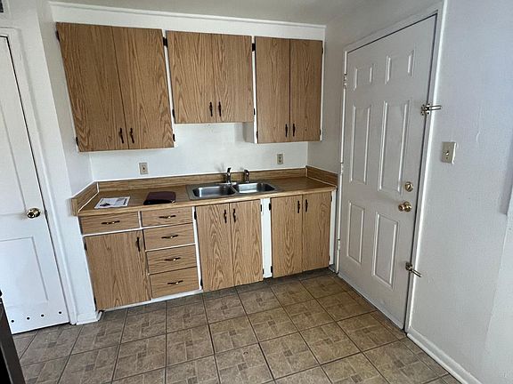 2nd image of 409 Glen View Ct