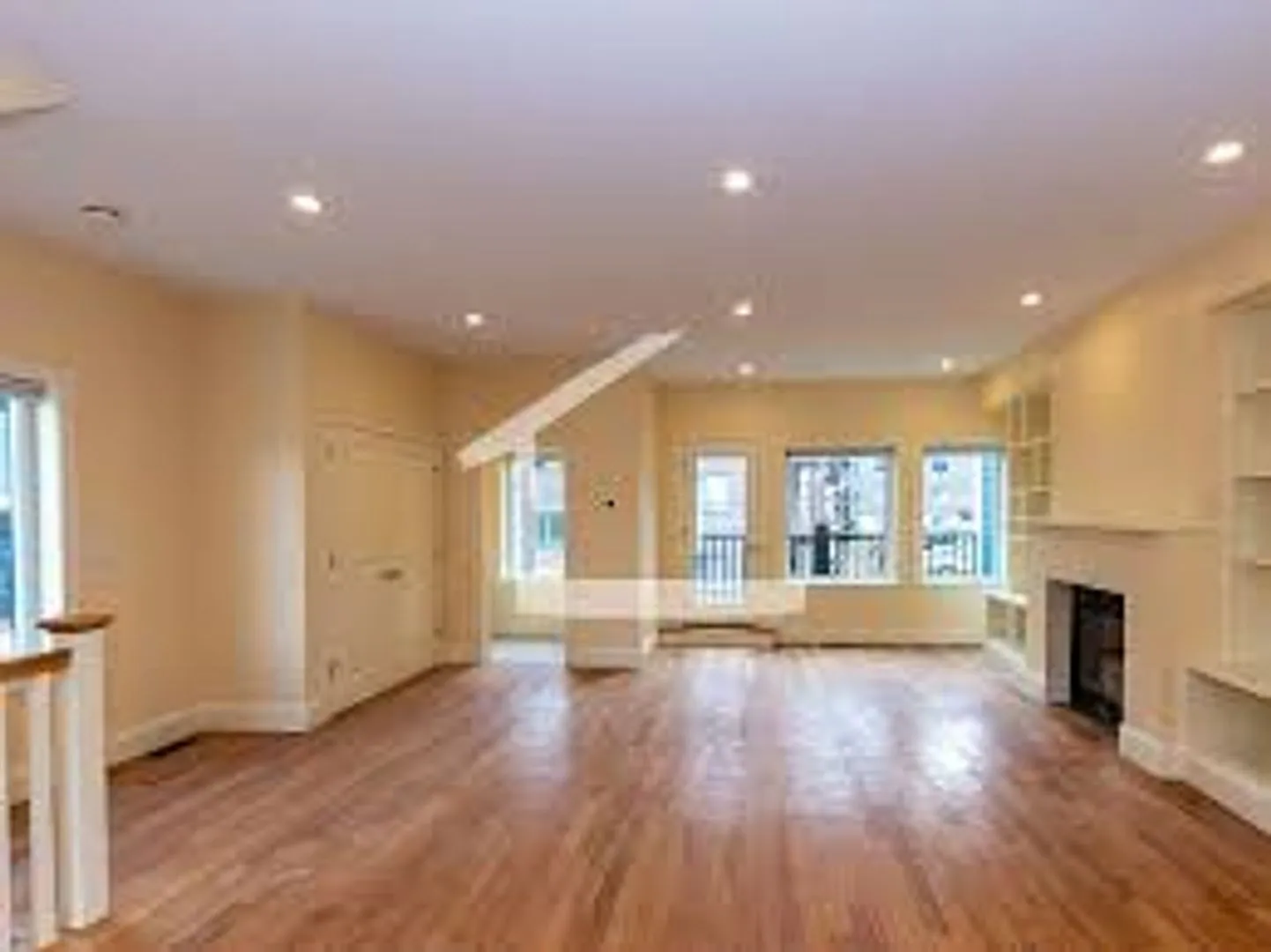 No Brokers Fee, No Security Deposit, A Must-See Unit! New Construction, High-End Amenities — Photo 2