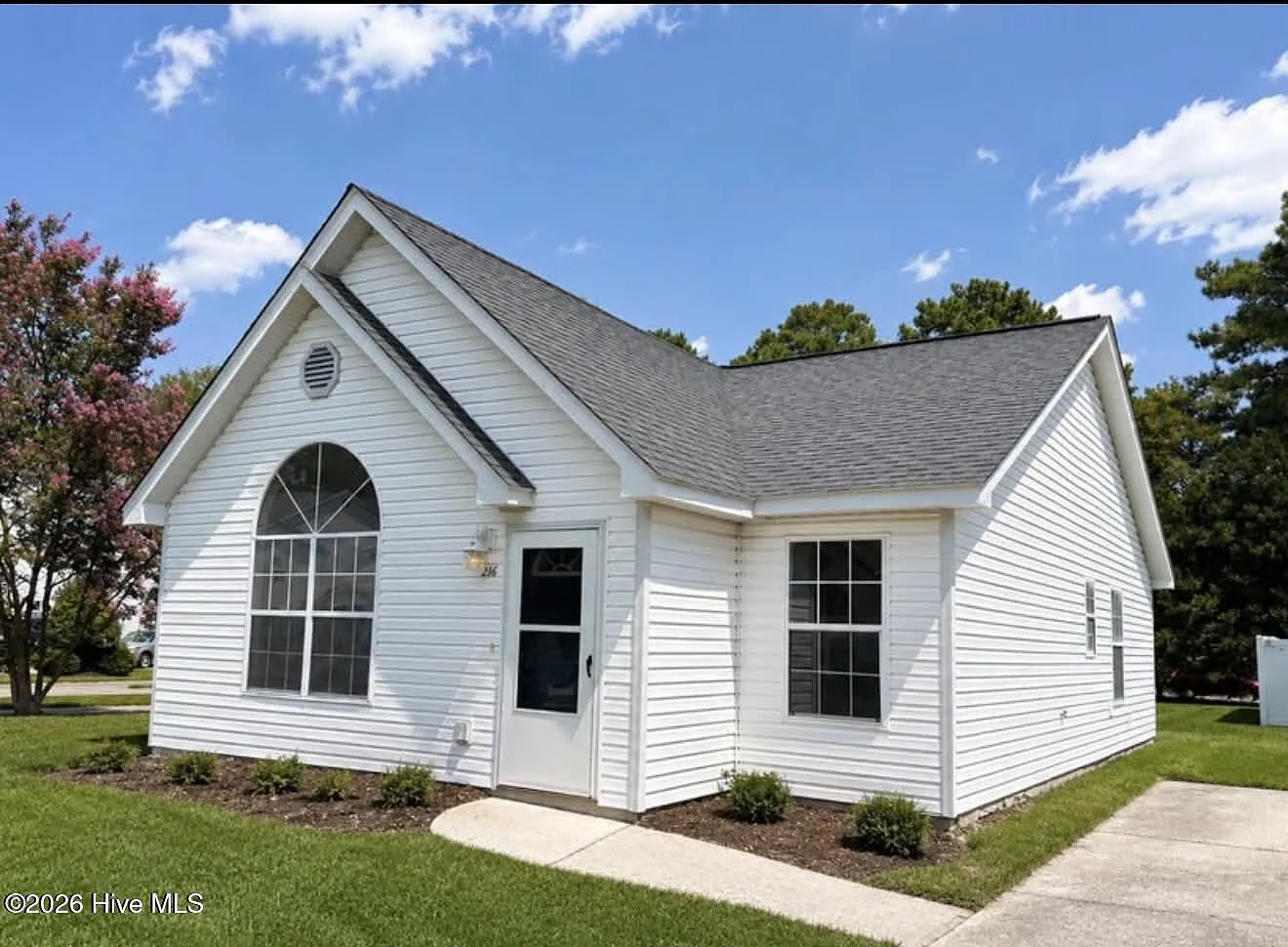 2 bed, 1.0 bath, 984 sqft, $1,500 — Photo 1