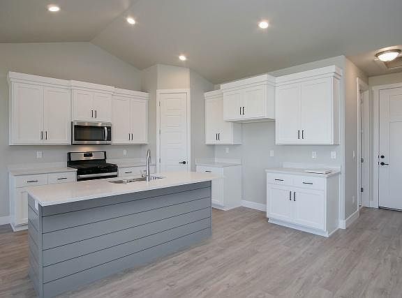 4th image of 260 Lakeview Dr