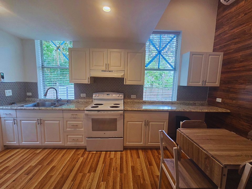Spacious, bright kitchen with stove, oven, fridge & essentials