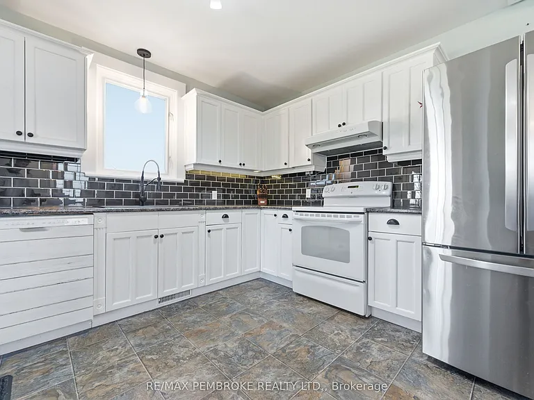 566 Perth St — Photo 25