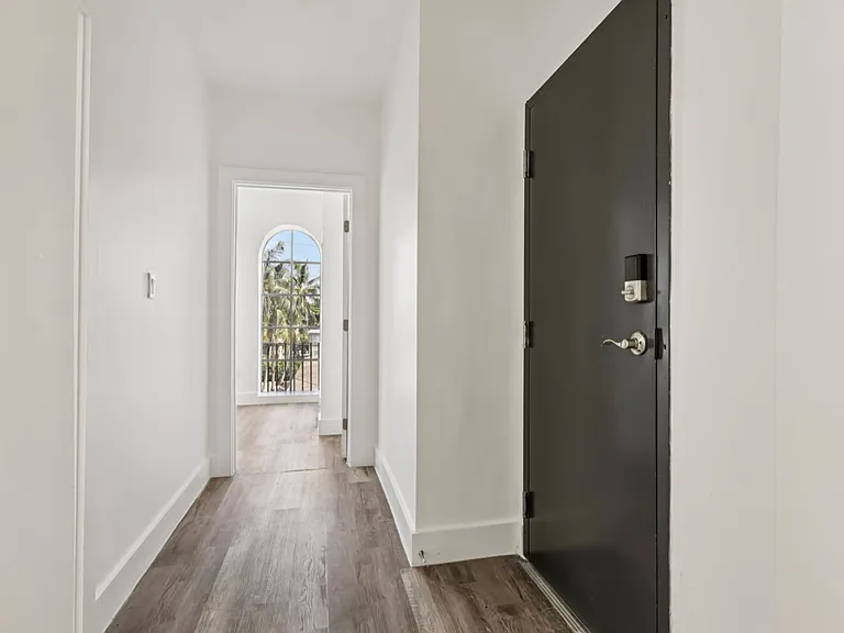 1260 SW 6th St — Photo 2