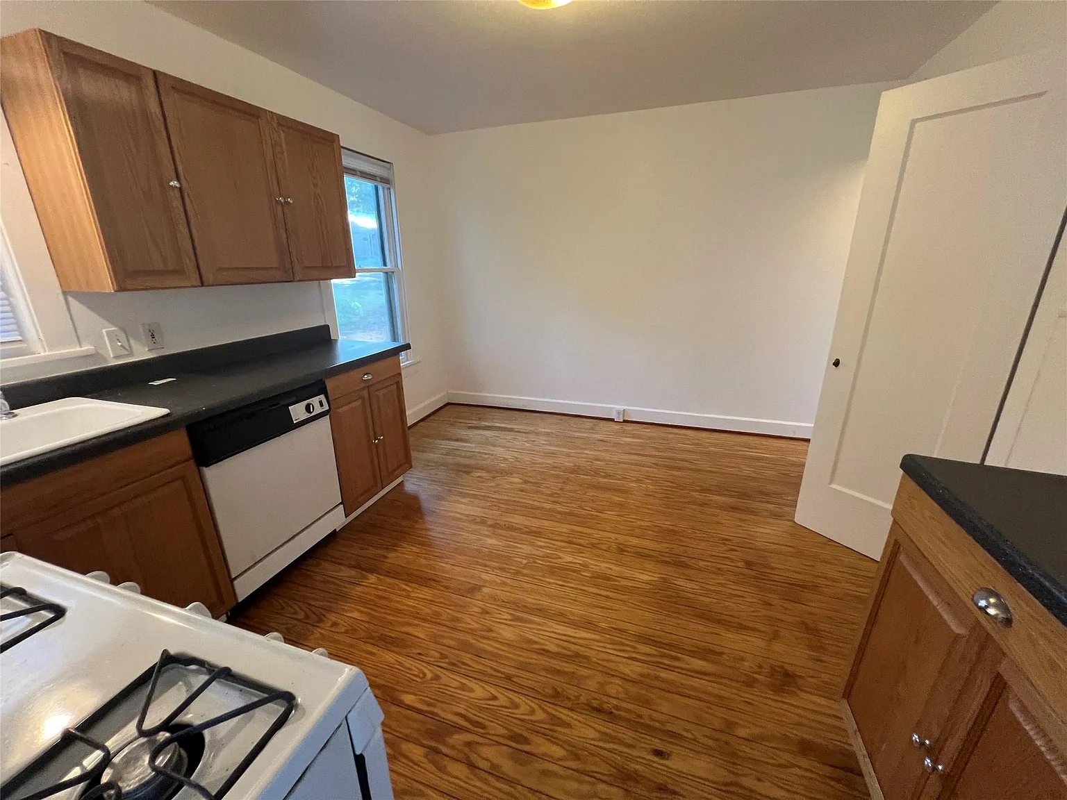 2 bed, 1.0 bath, 832 sqft, $1,850 — Photo 4