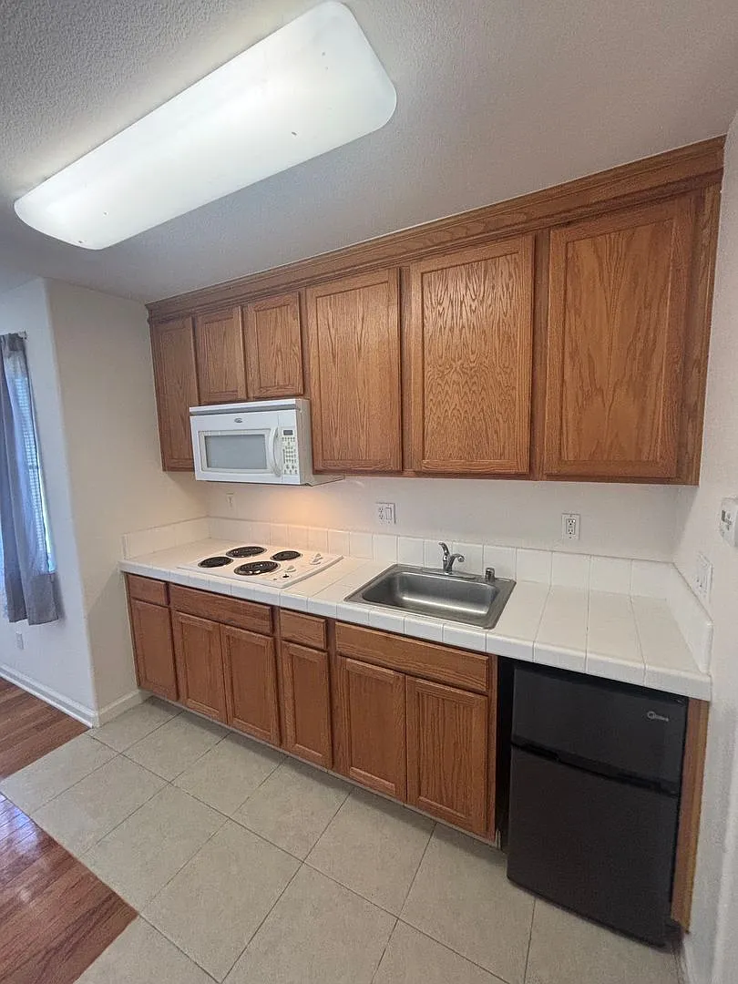 1 Bedroom 1 Bathroom ADU with A/C located in Santa Rosa's Coffey Park Neighborhood — Photo 3