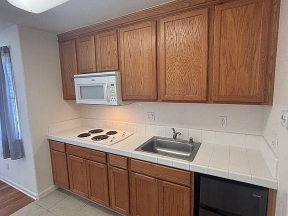 3rd image of 2221 Versailles St