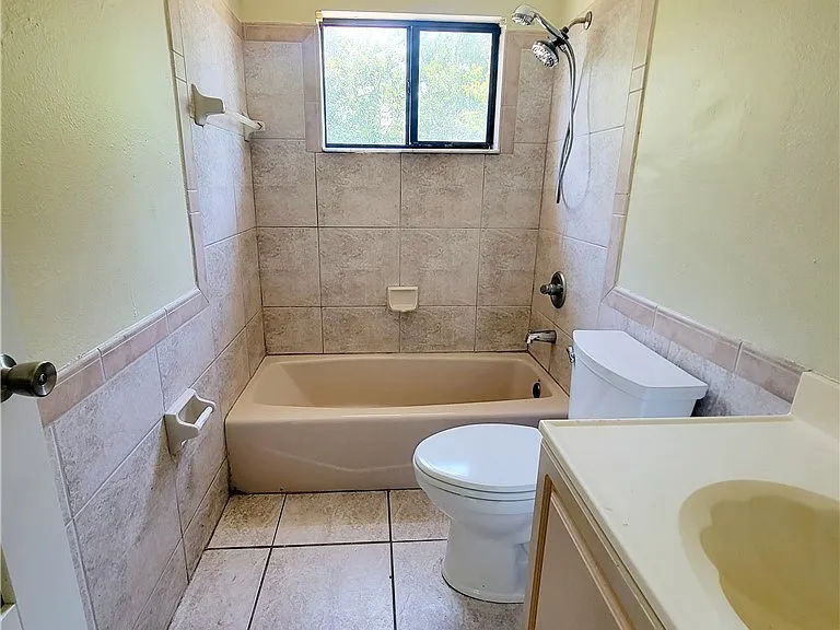 704 W Cleveland Ln — Photo 11