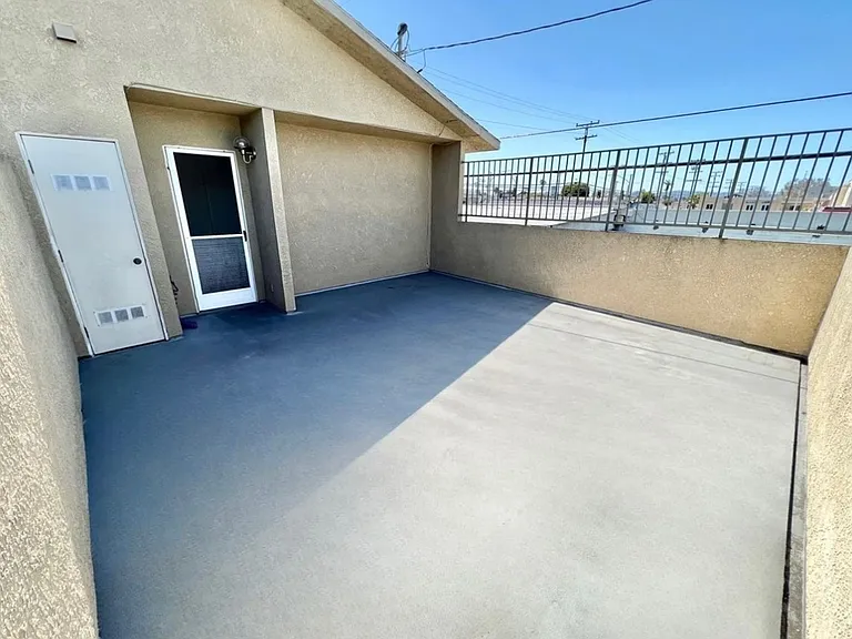Top-Floor 2BD/1BA with Private Deck — Photo 15