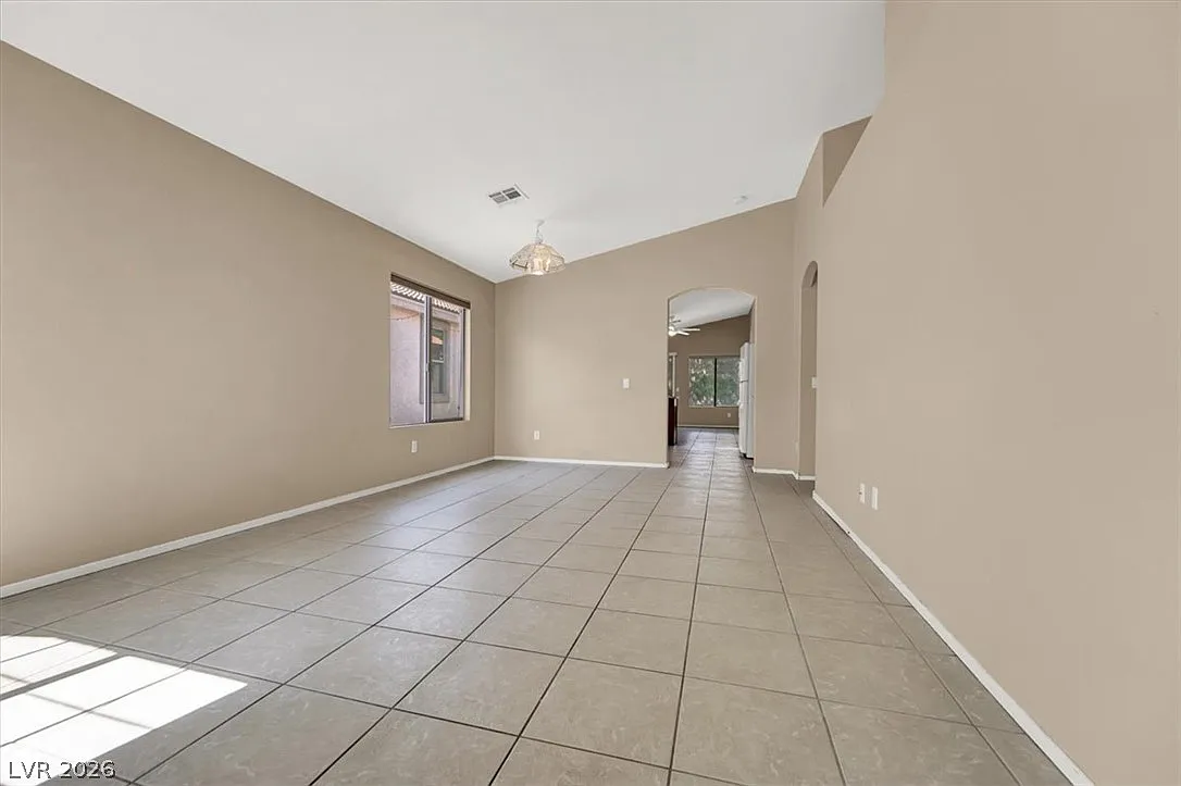 3 bed, 2.0 bath, 1405 sqft, $2,055 — Photo 3