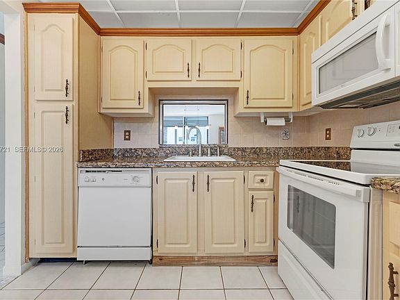3rd image of 206 SE 10th St APT 303