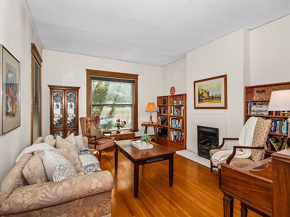 4th image of 413 Dempster St
