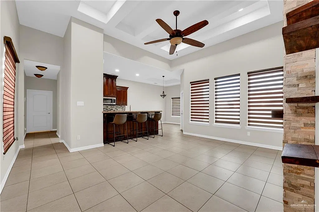 3 bed, 2.0 bath, 1595 sqft, $1,950 — Photo 2