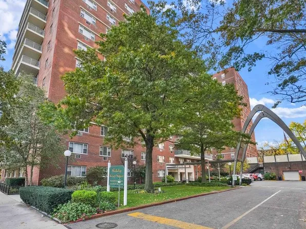 52-40 39th Drive image 2 of 3