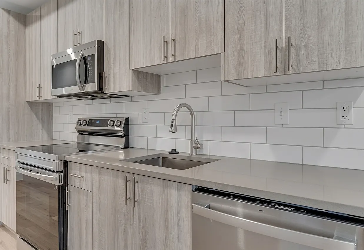 5 bed, 2500 sqft, $2,499 — Photo 2