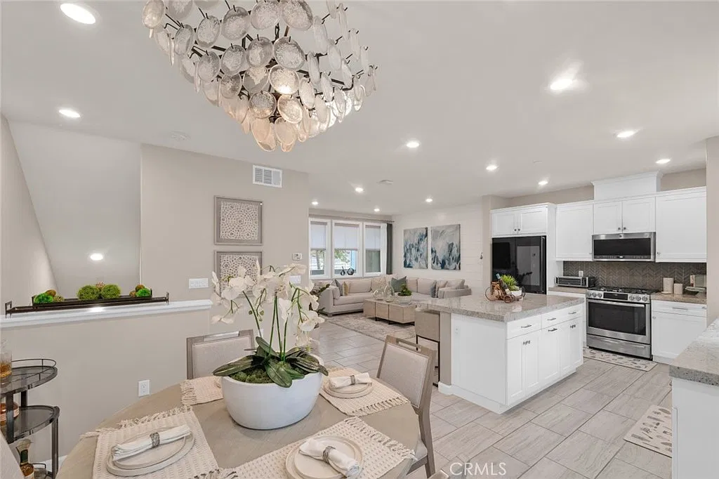 3 bed, 2.5 bath, 1643 sqft, $4,480 — Photo 4