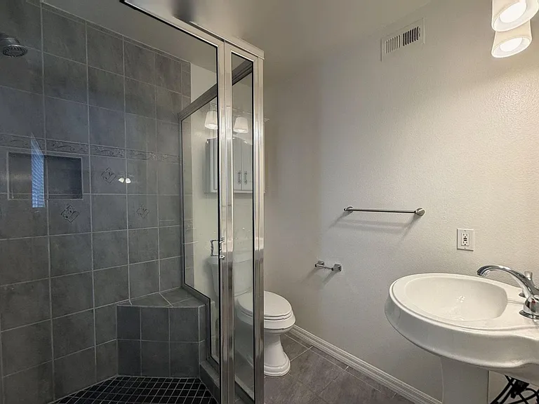 539 Hidalgo Ave — Photo 18
