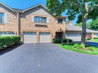 81 Country Club Dr, Bloomingdale, IL 60108